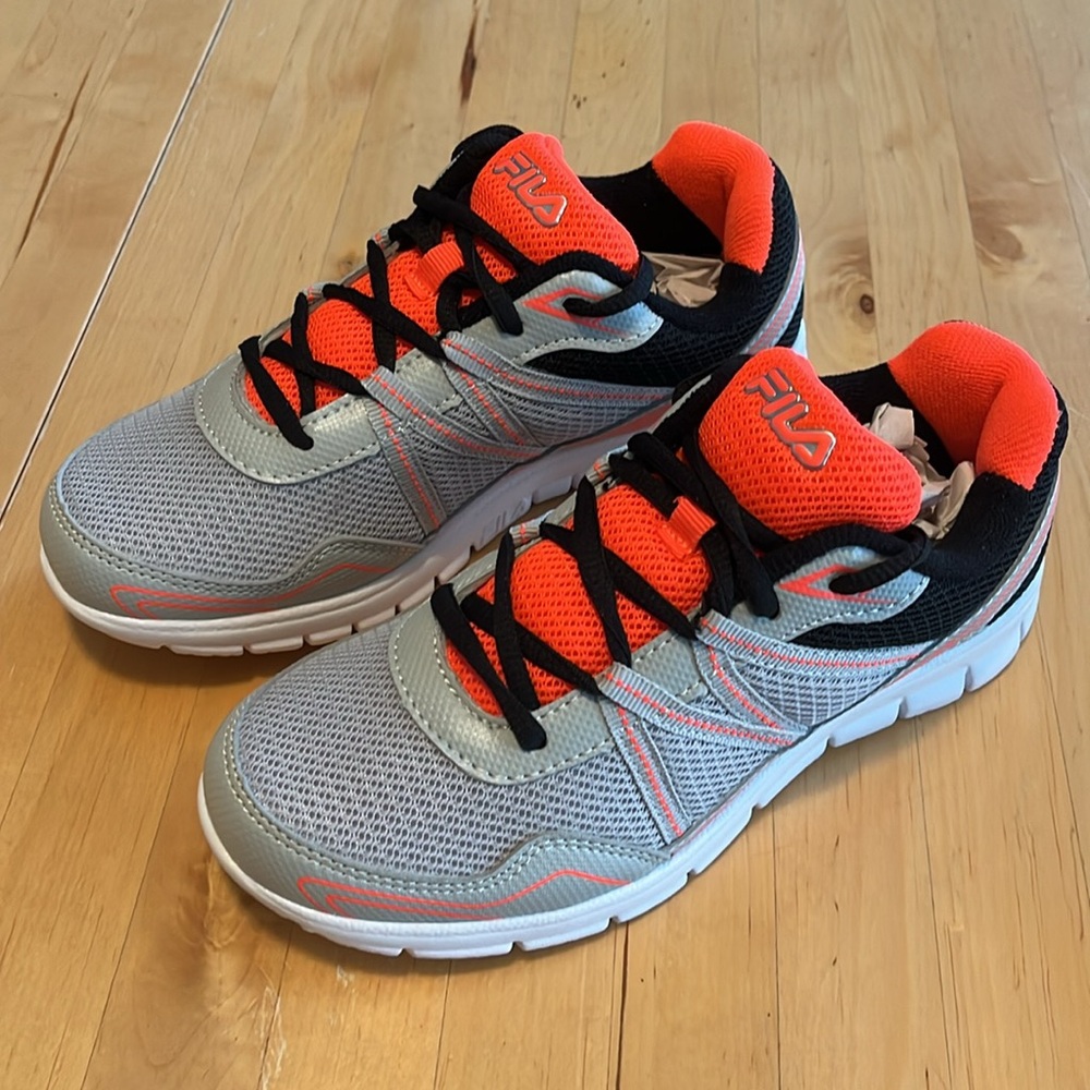 NEW BOYS GIRLS KID FILA Athletic tennis shoe kid size 3 1/2 grey orange sneakers